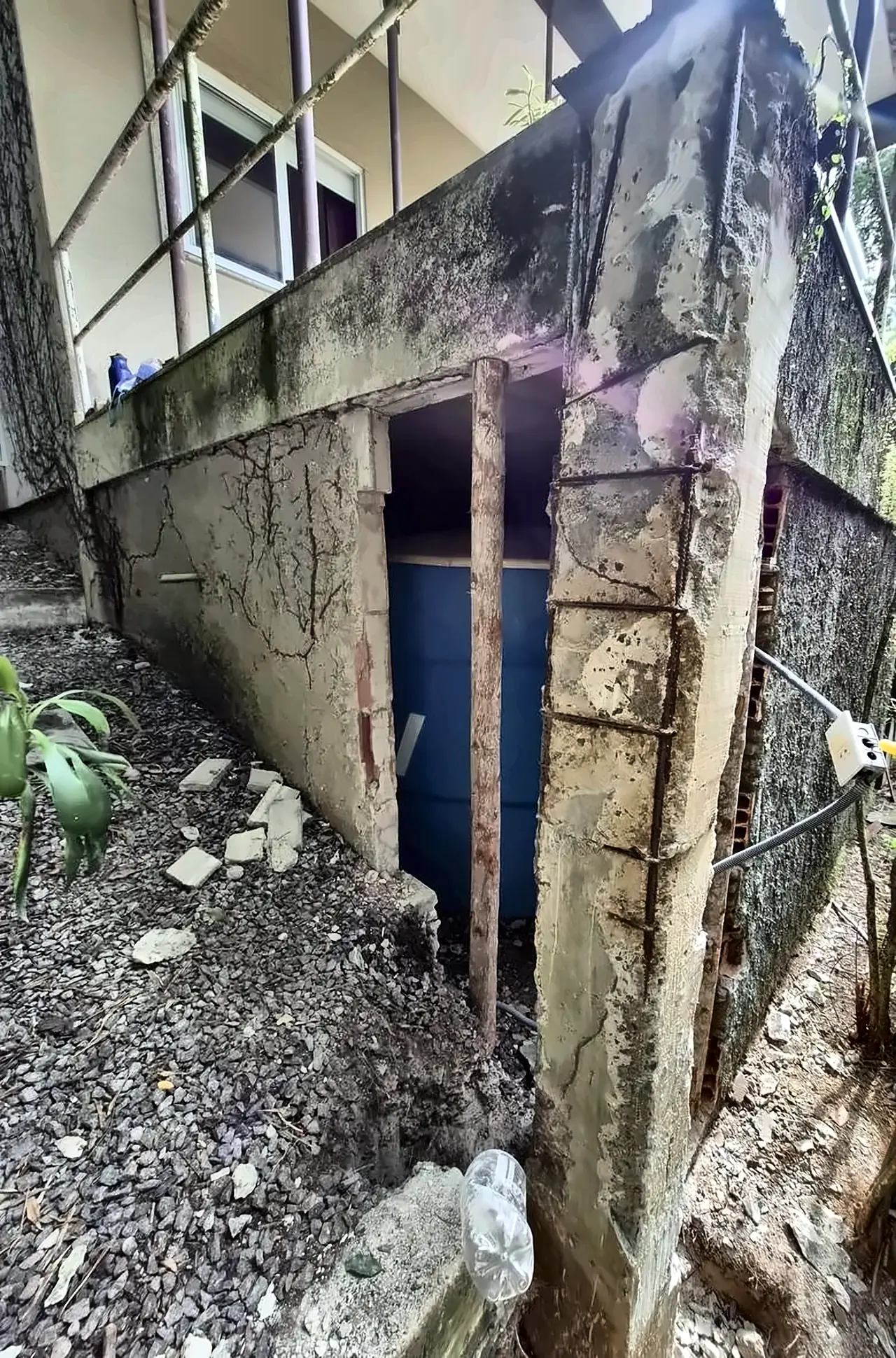 Antes: pilar com concreto desagregado e armadura exposta e corroída