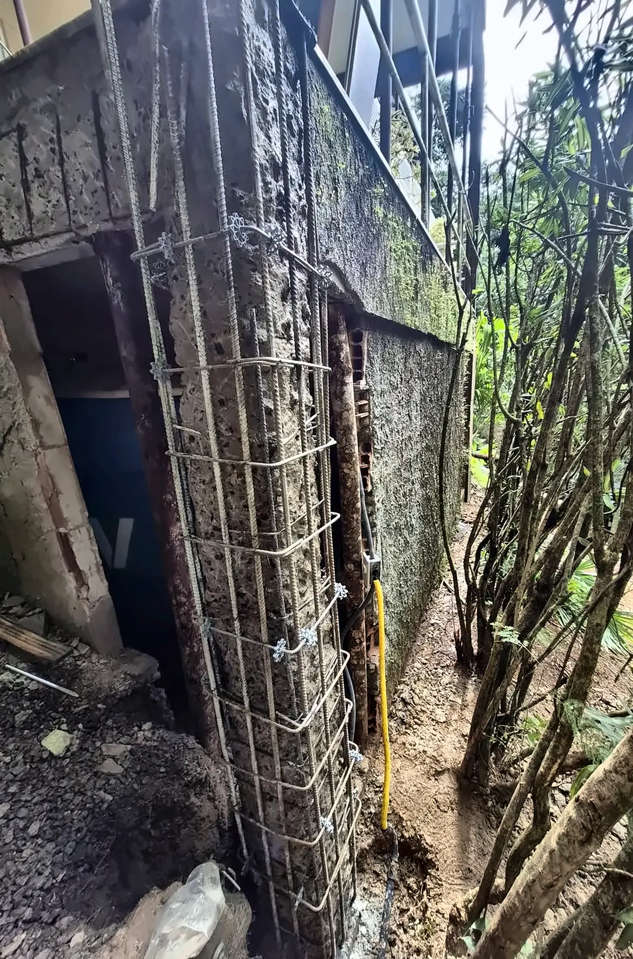 Durante: nova armadura montada em volta do pilar, com espaçadores